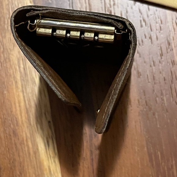 ❌SOLD❌Louis Vuitton 4 Key holder - Picture 2 of 5